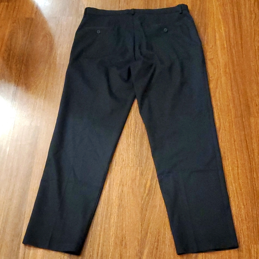 Haggar Straight Fit Men's Premium No Iron Navy Blue Khaki Pants - Size 34W X 30L - Picture 3 of 9
